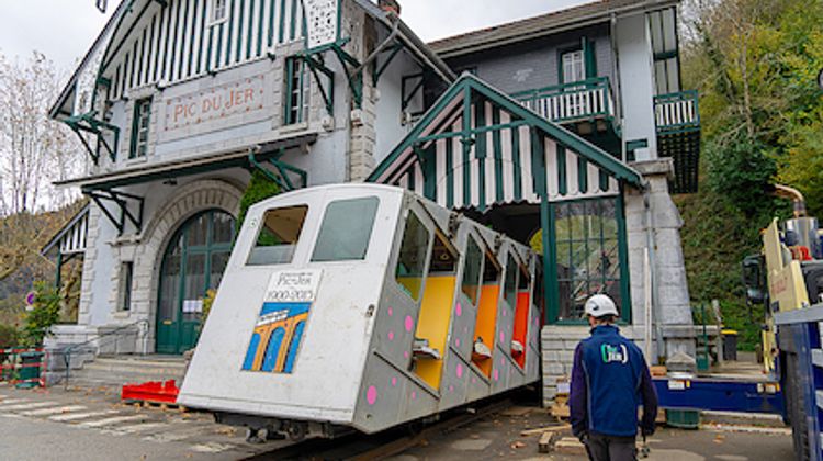 PIC DU JER – Les cabines du funiculaire bigourdan aux petits soins